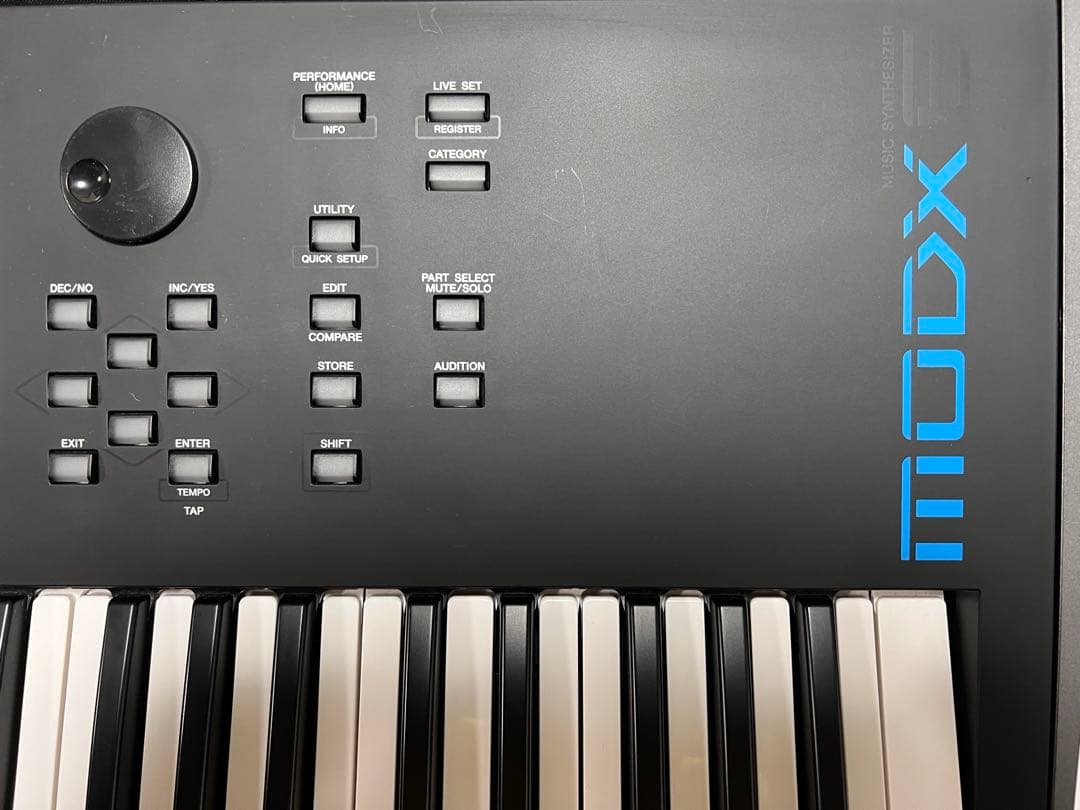 YAMAHA MODX6(キャリーバッグ・ダンパー付き)