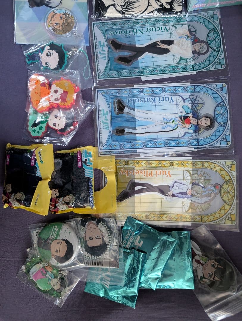 ユーリ!!! on ICE考察集＆ DVD全6巻収納BOX初回特典＆雑誌＆グッズ