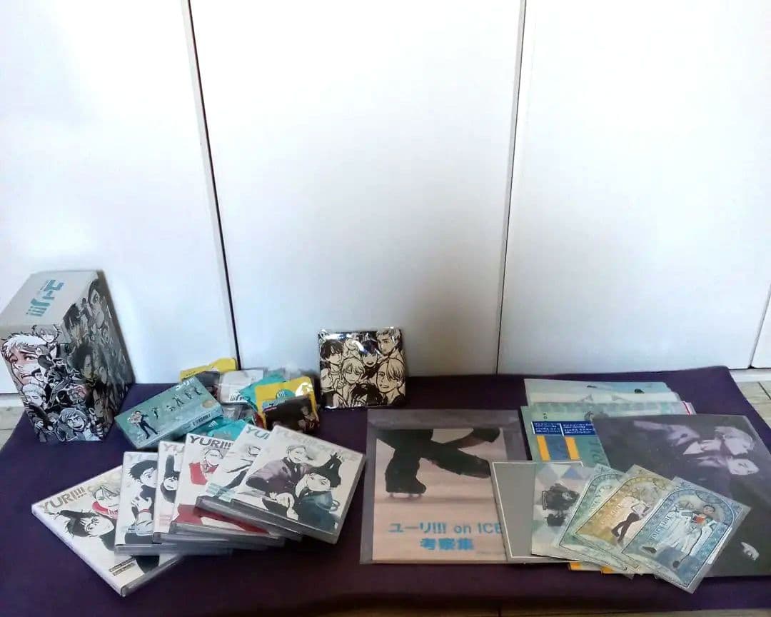 ユーリ!!! on ICE考察集＆ DVD全6巻収納BOX初回特典＆雑誌＆グッズ