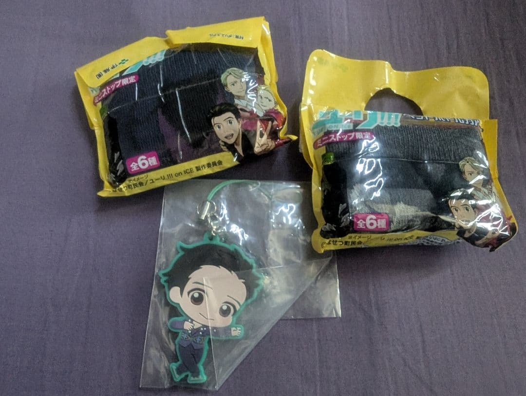 ユーリ!!! on ICE考察集＆ DVD全6巻収納BOX初回特典＆雑誌＆グッズ