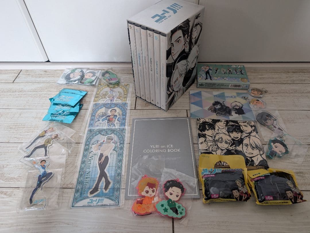 ユーリ!!! on ICE考察集＆ DVD全6巻収納BOX初回特典＆雑誌＆グッズ