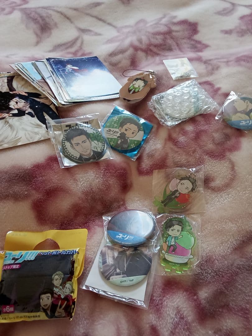 ユーリ!!! on ICE考察集＆ DVD全6巻収納BOX初回特典＆雑誌＆グッズ