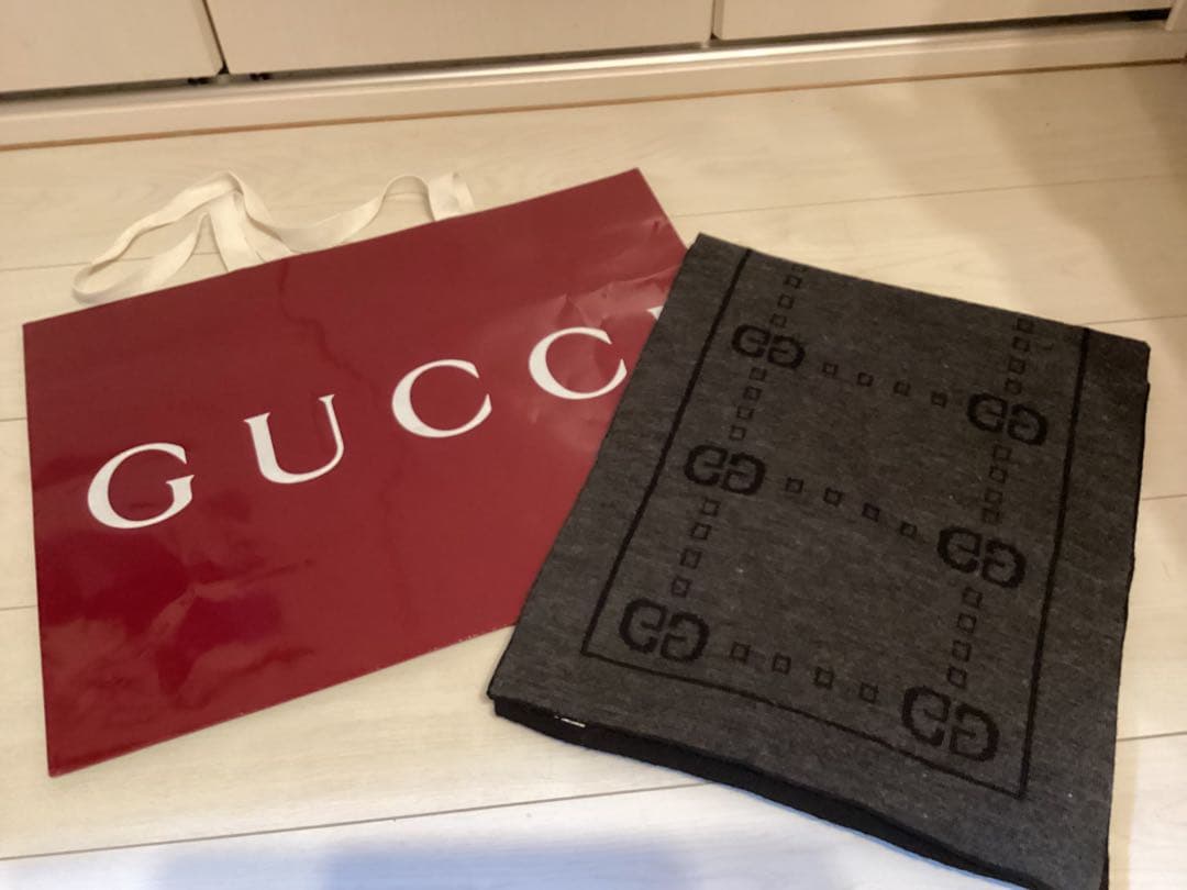 美品グッチGUCCI グレー ロゴ入り マフラースカーフ本物