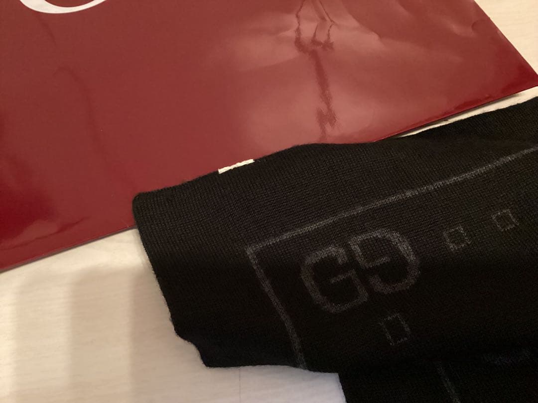 美品グッチGUCCI グレー ロゴ入り マフラースカーフ本物