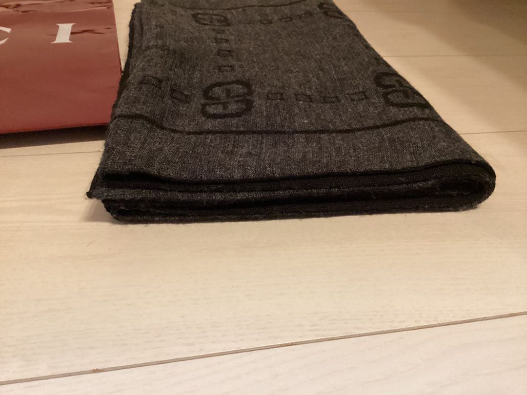 美品グッチGUCCI グレー ロゴ入り マフラースカーフ本物