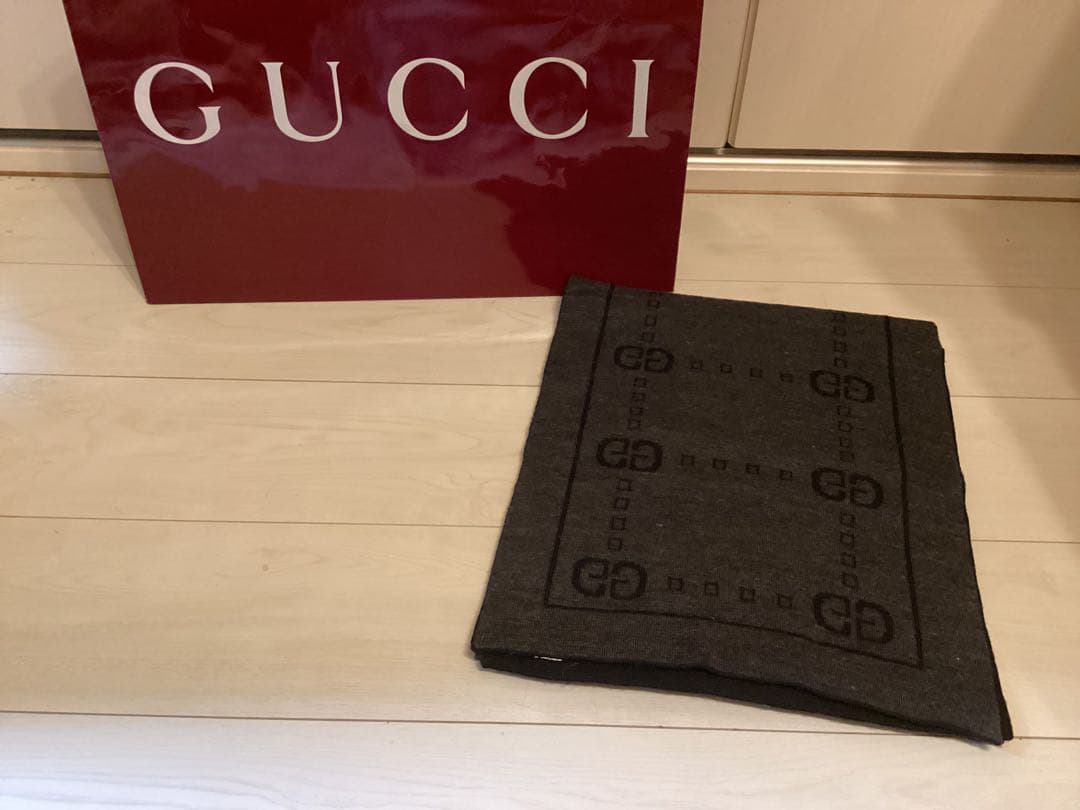 美品グッチGUCCI グレー ロゴ入り マフラースカーフ本物