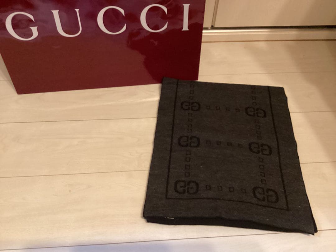 美品グッチGUCCI グレー ロゴ入り マフラースカーフ本物