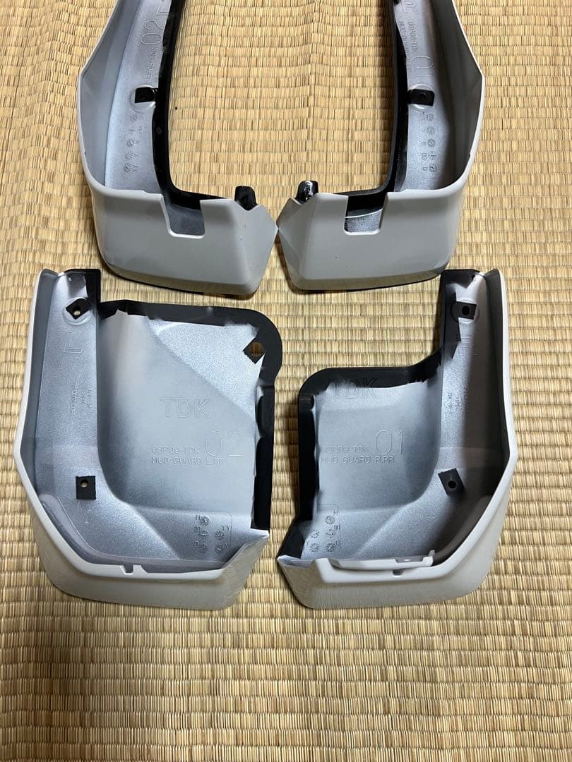Honda フリードGB5〜8用マッドガード一台分！美品！プラチナホワイトパール