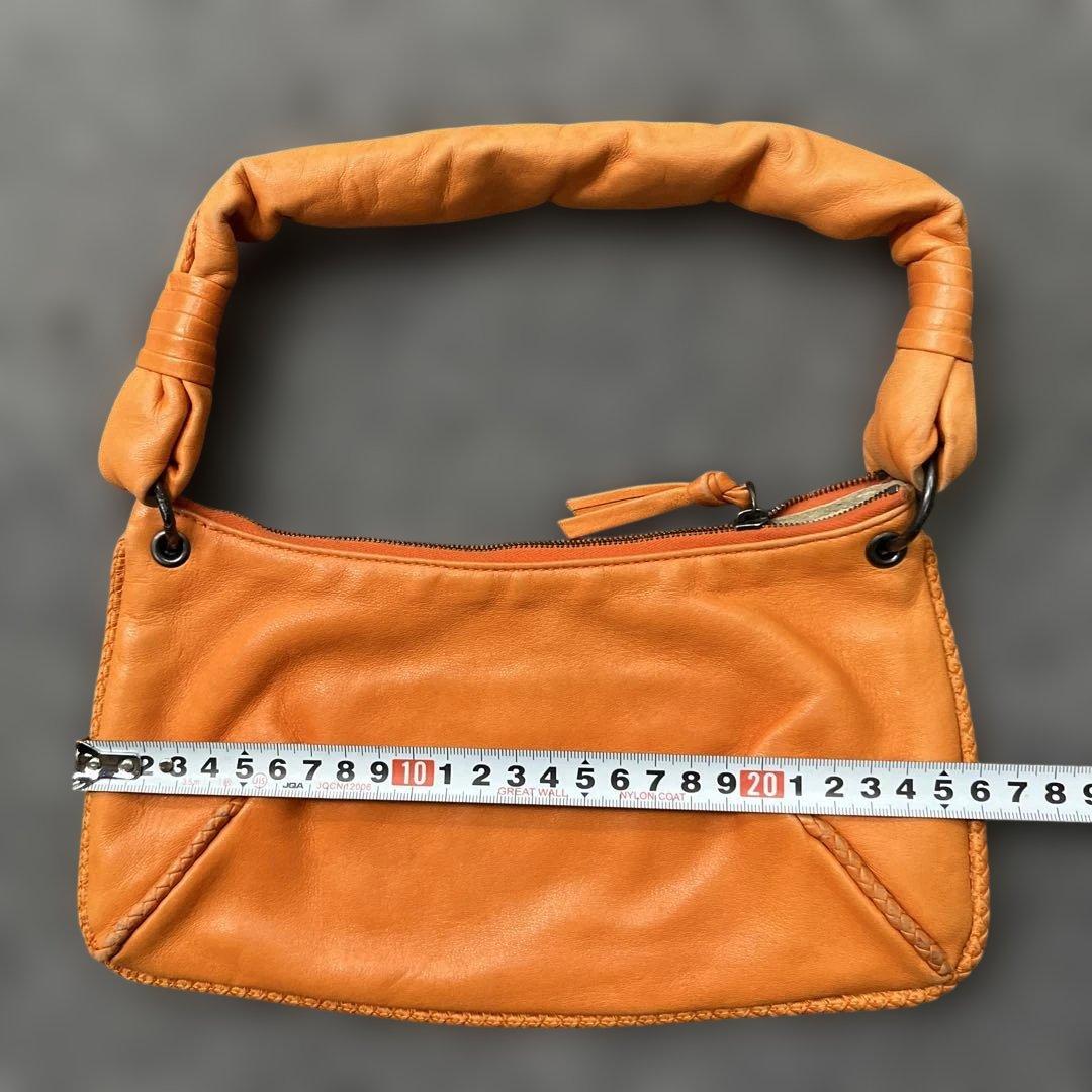 R*️様 ボッテガヴェネタ オレンジ色のレザーバッグ