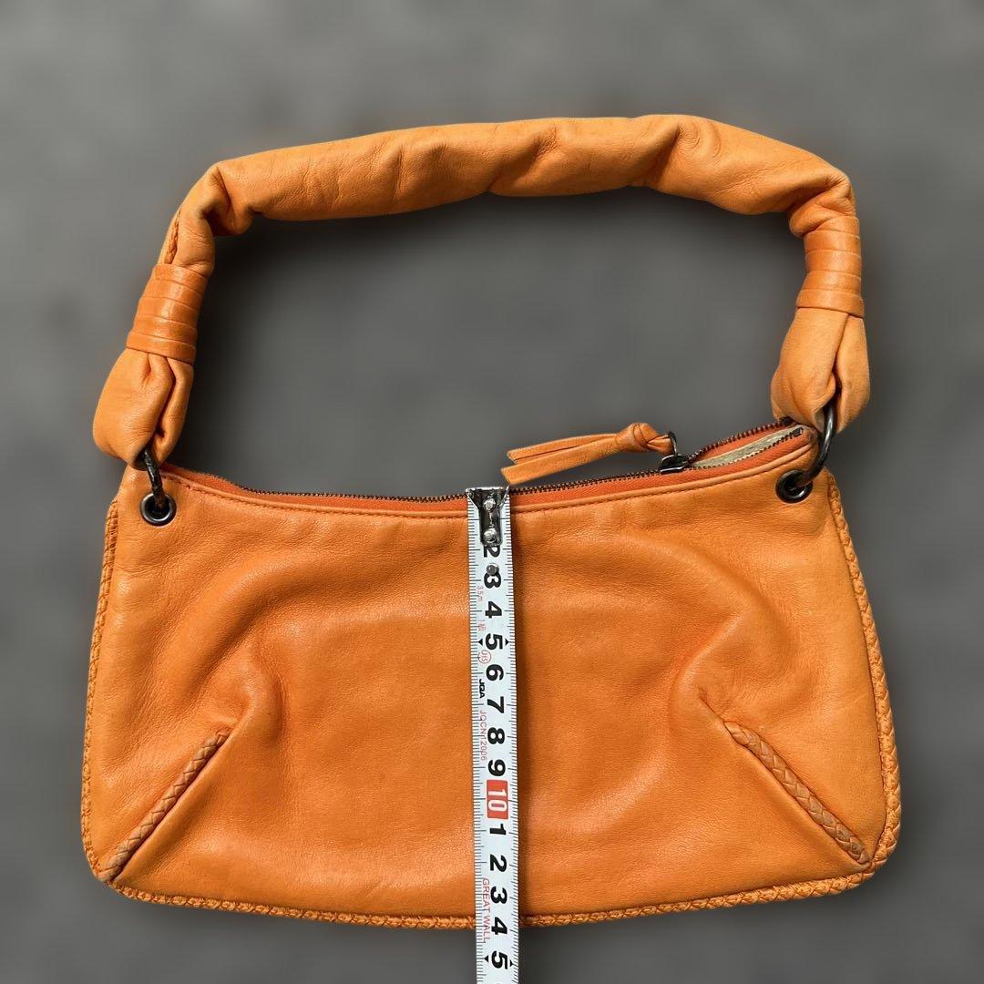 R*️様 ボッテガヴェネタ オレンジ色のレザーバッグ
