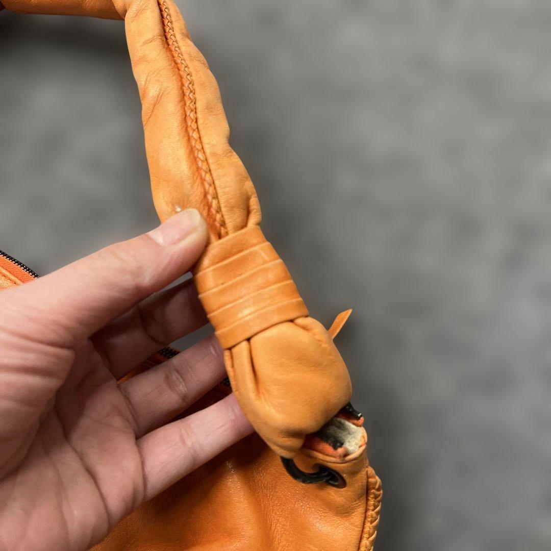 R*️様 ボッテガヴェネタ オレンジ色のレザーバッグ