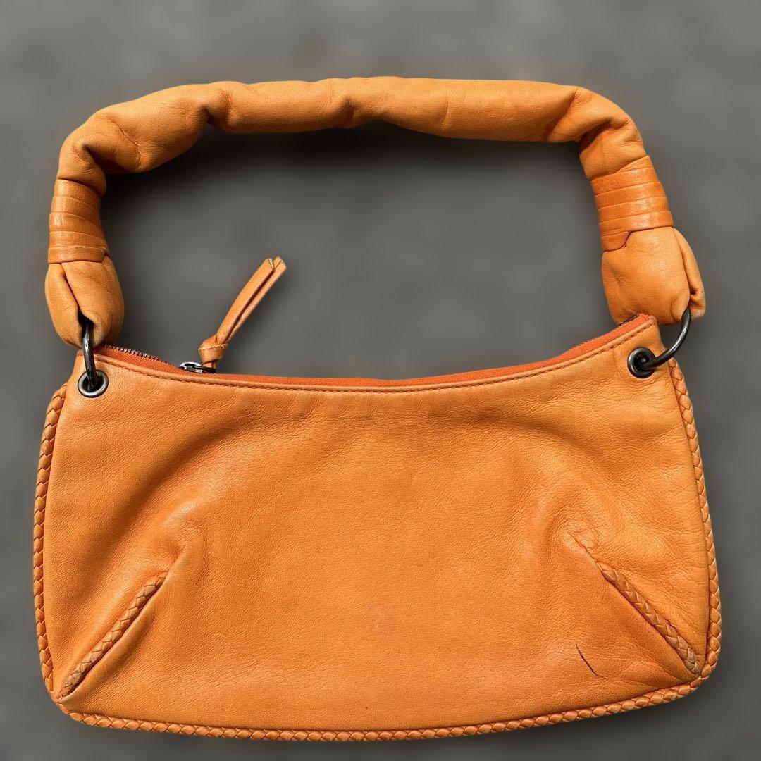 R*️様 ボッテガヴェネタ オレンジ色のレザーバッグ