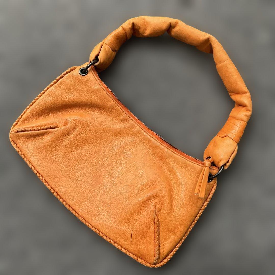 R*️様 ボッテガヴェネタ オレンジ色のレザーバッグ