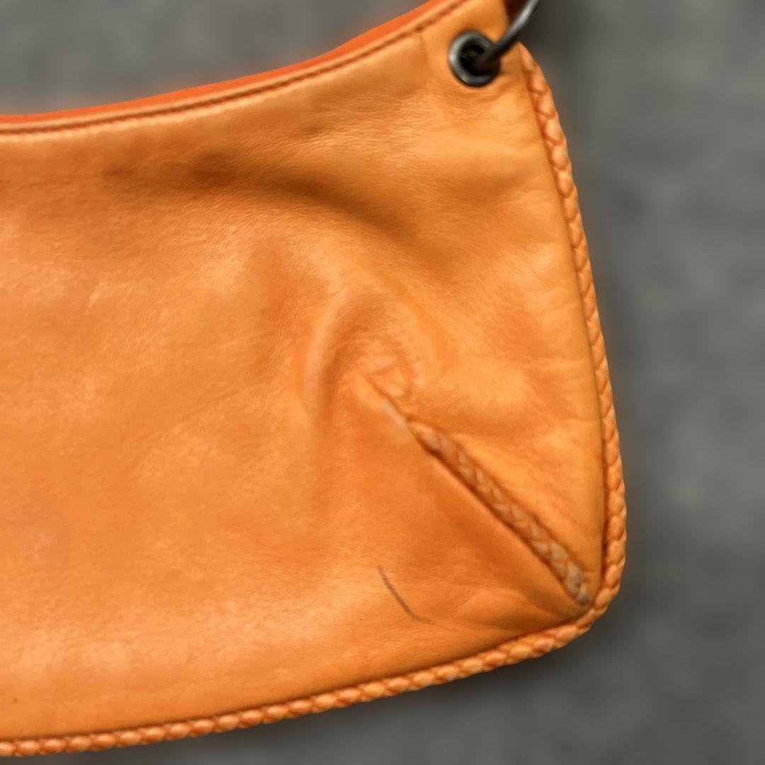 R*️様 ボッテガヴェネタ オレンジ色のレザーバッグ