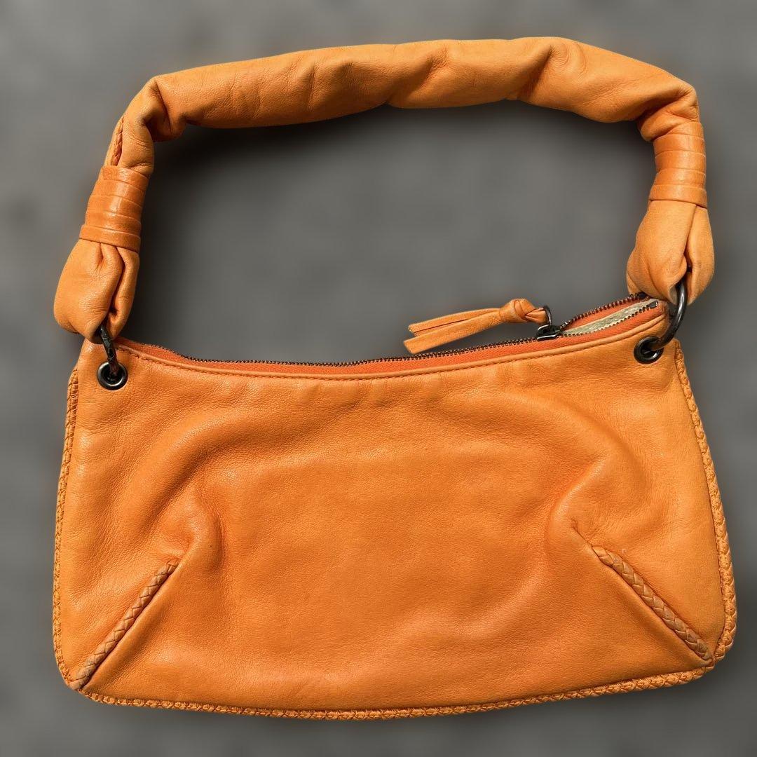 R*️様 ボッテガヴェネタ オレンジ色のレザーバッグ