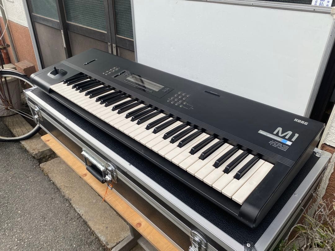 korg m1 シンセサイザー　ハードケース　電源コンセント　美品　中古品