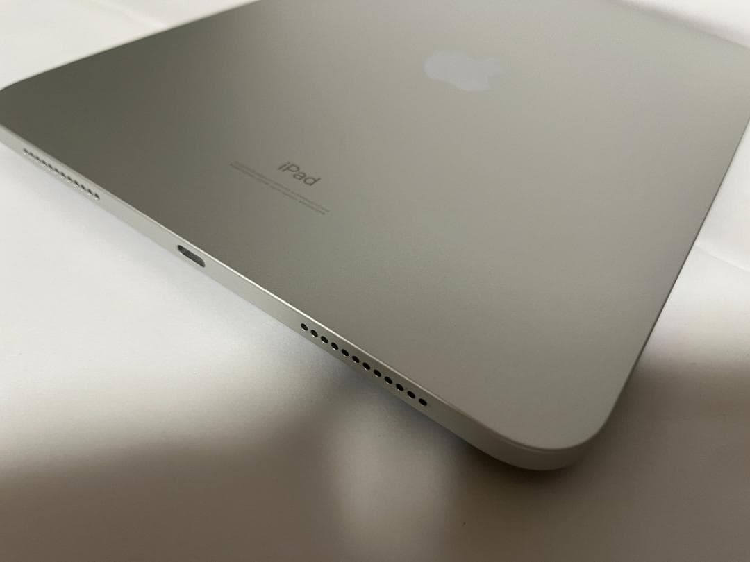 ipad (第10世代) シルバー Wi-Fi　☆ガラスフィルム及びケース付き☆