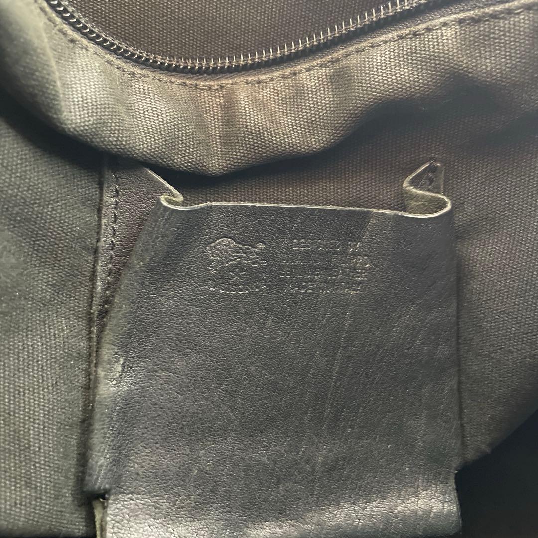 【美品】イルビゾンテ　ショルダーバッグ　ハーフムーン　ロゴ型押し　レザー　黒