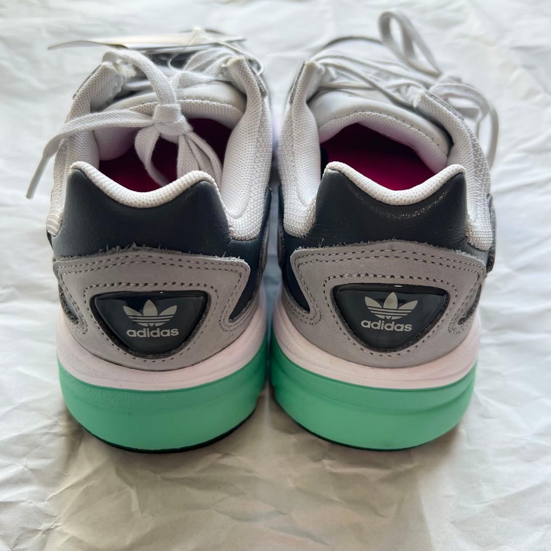 新品未使用品 adidas ファルコン スニーカー 23cm 白