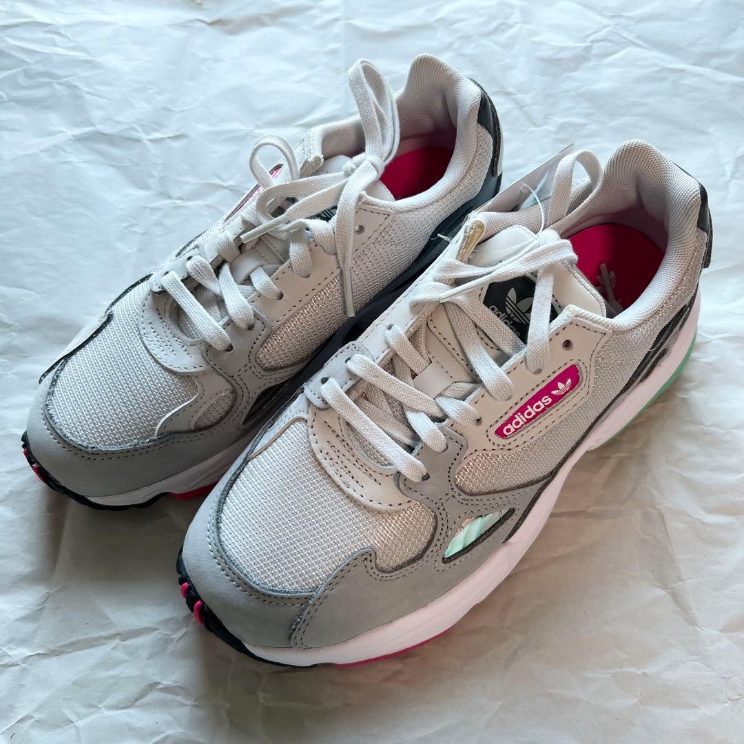 新品未使用品 adidas ファルコン スニーカー 23cm 白