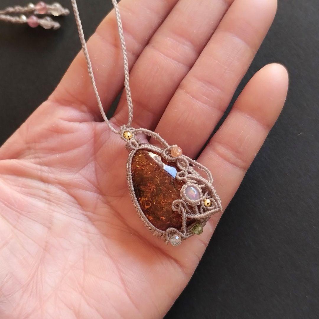 アンバー＆オパールのマクラメ編みネックレス　ペンダント　天然石
