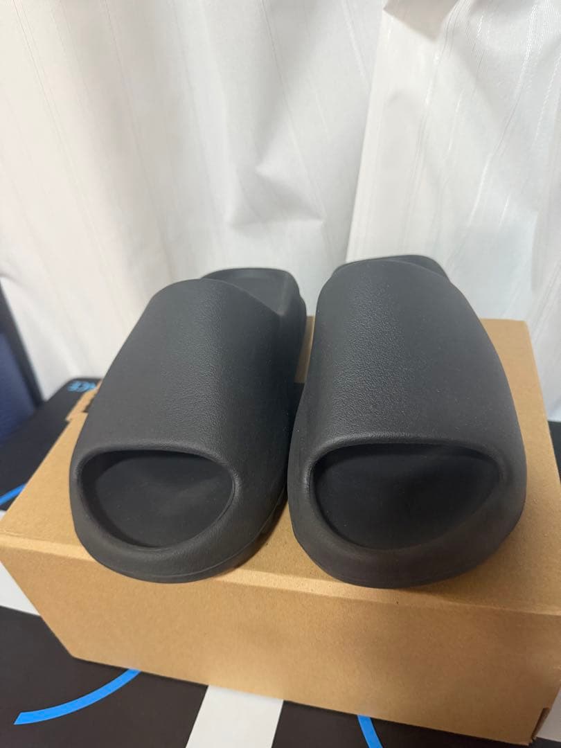 希少モデル　YEEZY SLIDE イージースライド