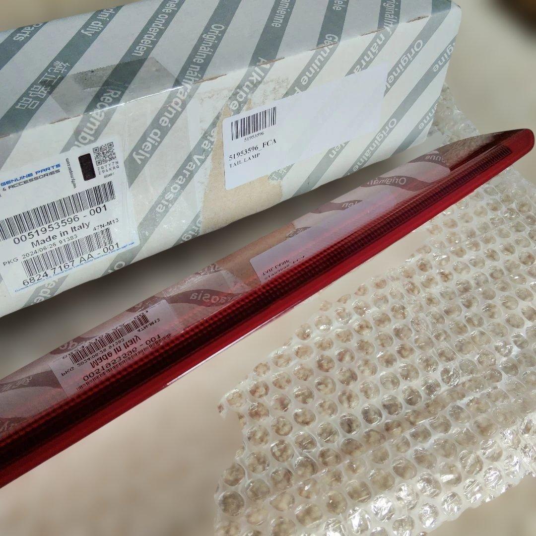 お値下げ【新品未使用】jeepレネゲード　ハイマウントストップランプ　純正部品