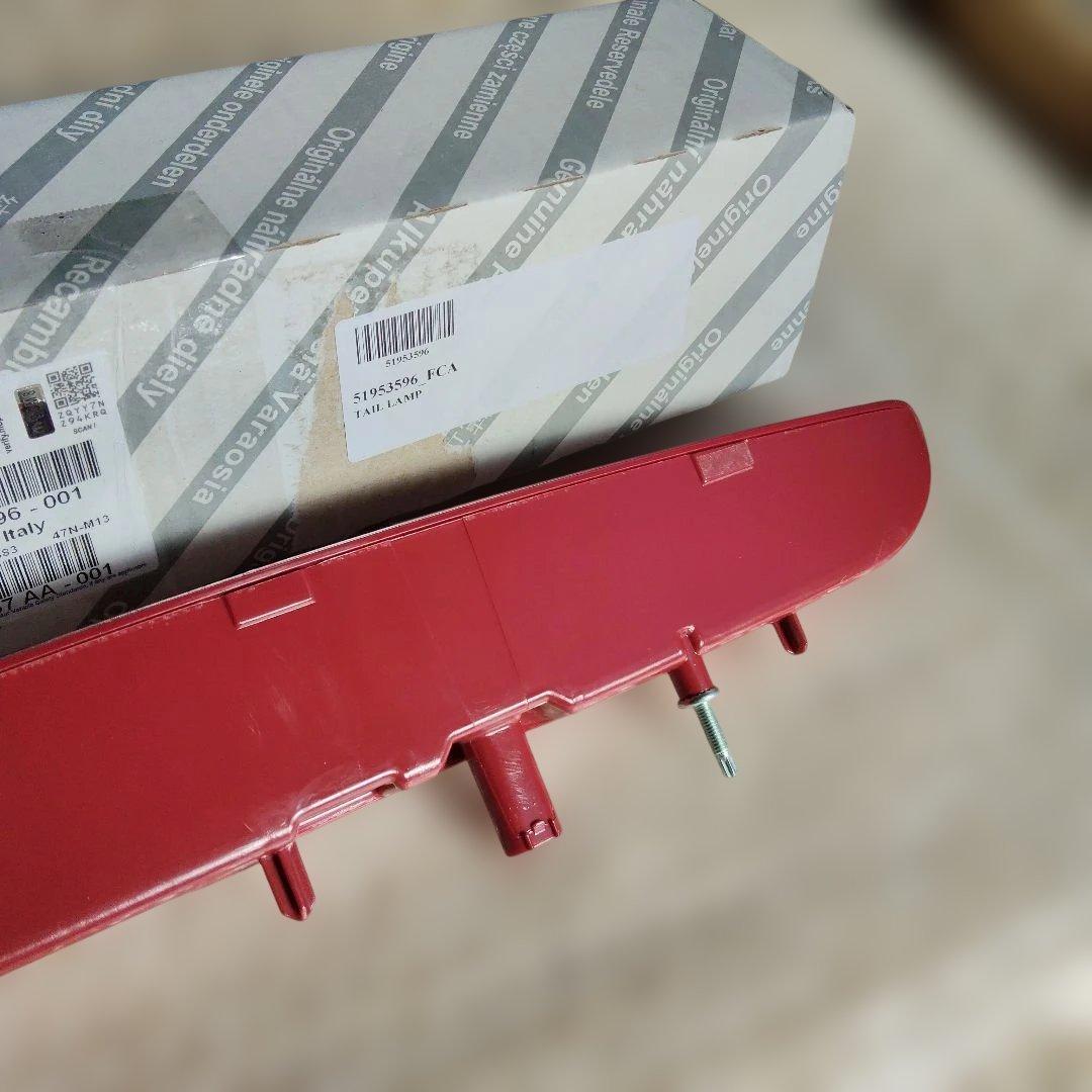 お値下げ【新品未使用】jeepレネゲード　ハイマウントストップランプ　純正部品