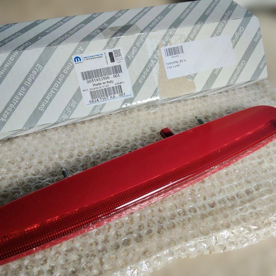 お値下げ【新品未使用】jeepレネゲード　ハイマウントストップランプ　純正部品