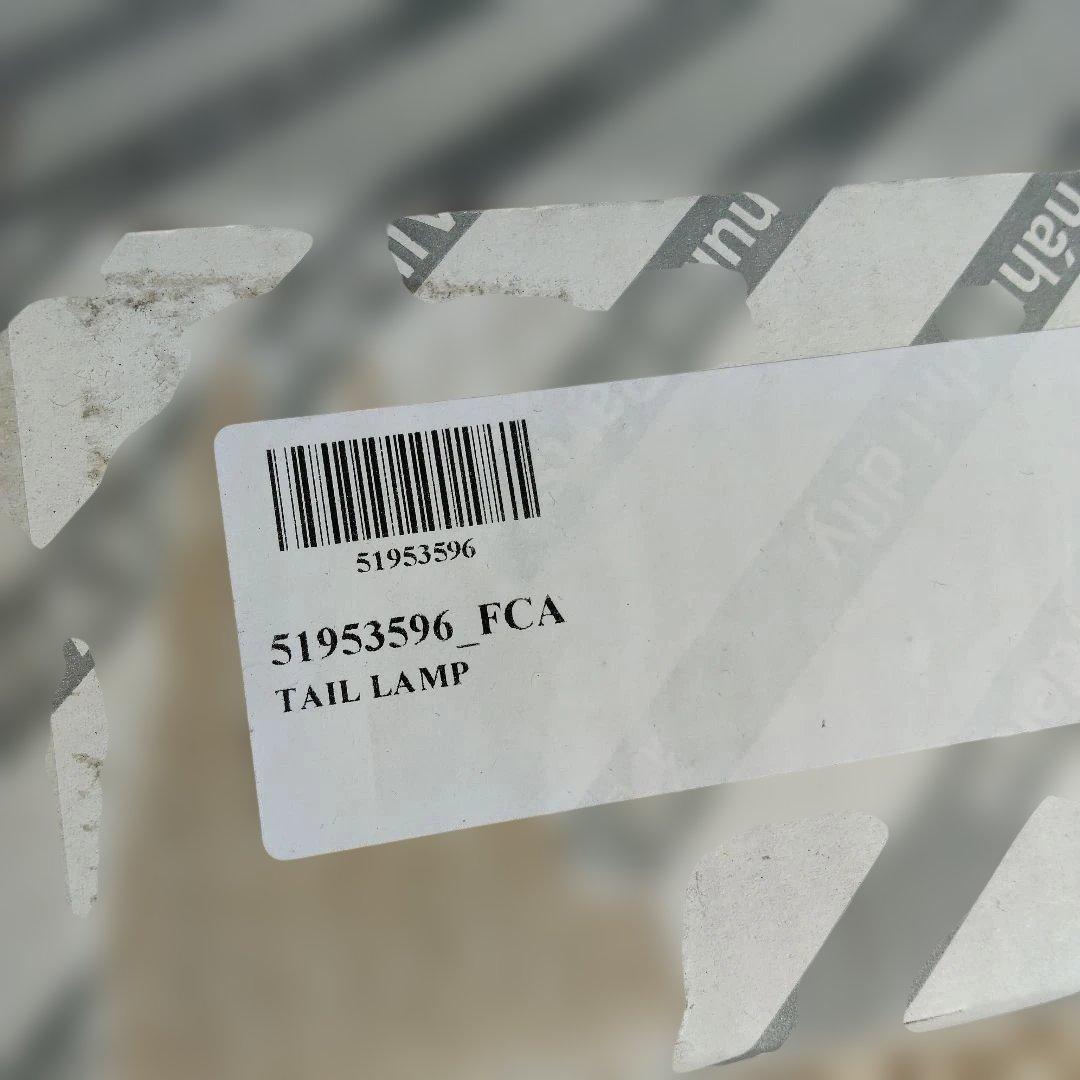 お値下げ【新品未使用】jeepレネゲード　ハイマウントストップランプ　純正部品