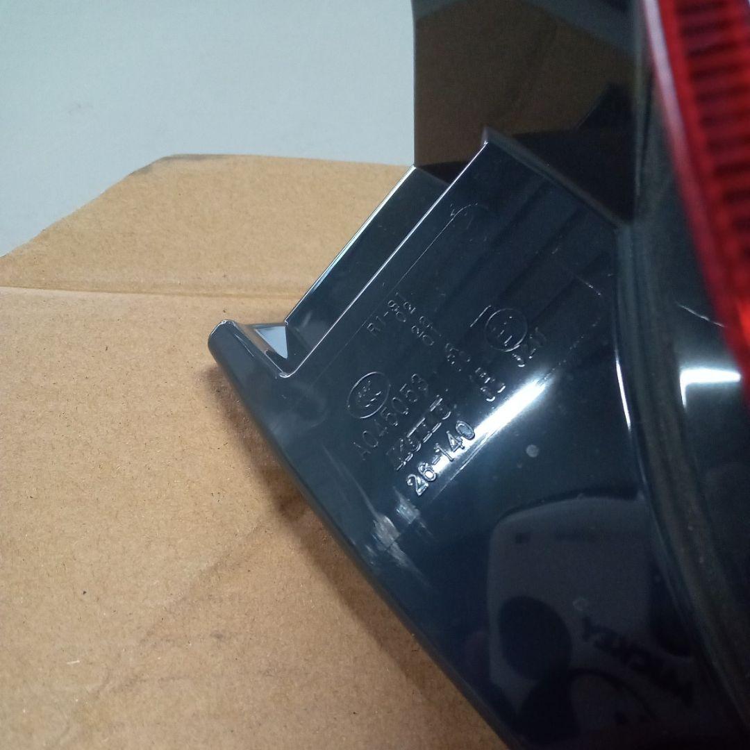 【新車外し】【送料無料】トヨタ 200系ハイエース純正後期テールランプ 右側 ⑤