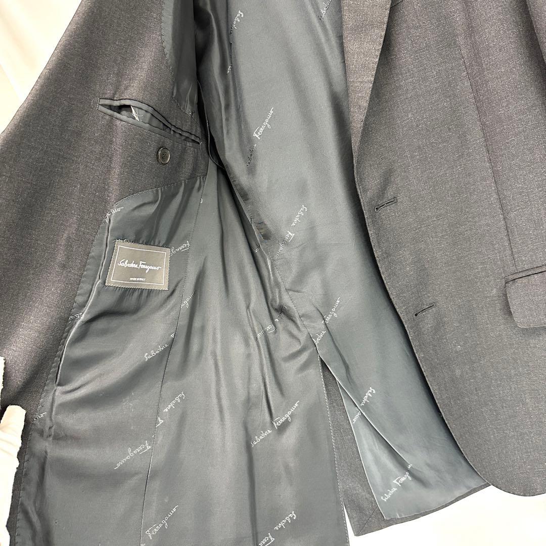 フェラガモ　スーツ　セットアップ　メンズ