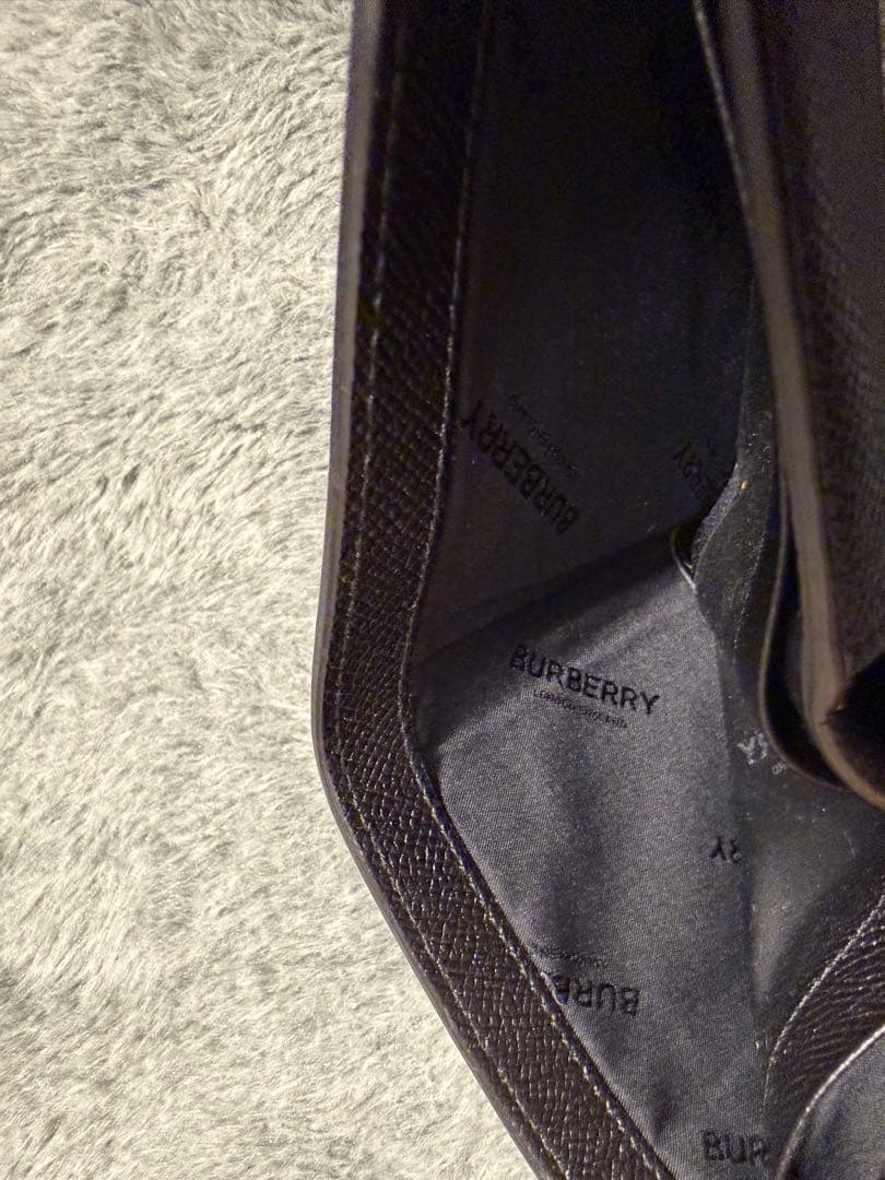 BURBERRY 黒 レザー 二つ折り財布