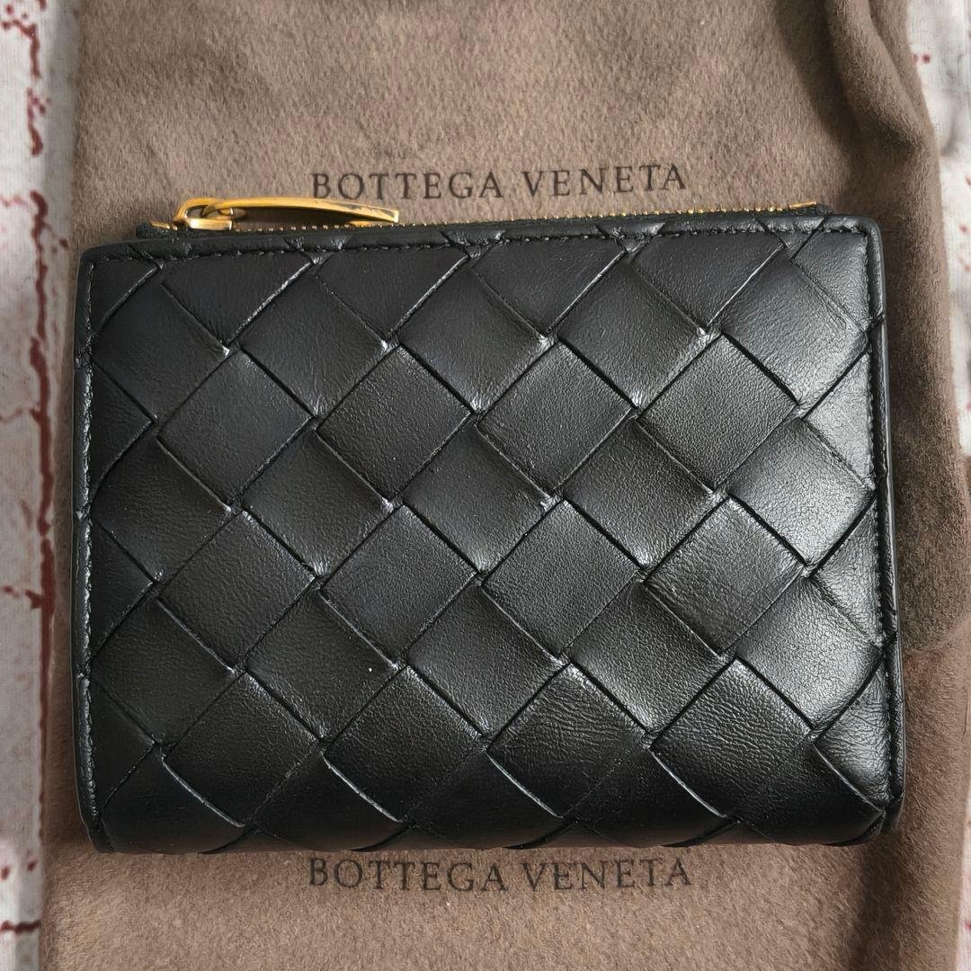 【現行／美品】ボッテガヴェネタ イントレ二つ折り財布 スモール IC搭載／黒E