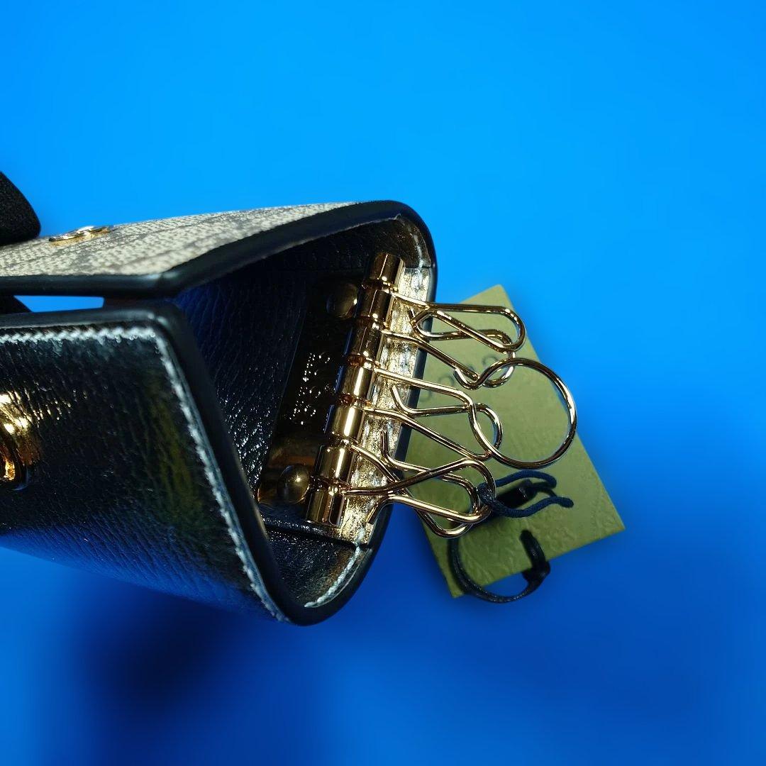 GUCCI シルバー レザー キーケース