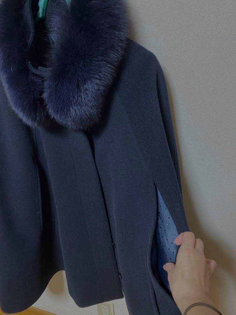 ３日間限定週末値下げ　ファー付きネイビーコート　ポンチョ型　未使用に近い