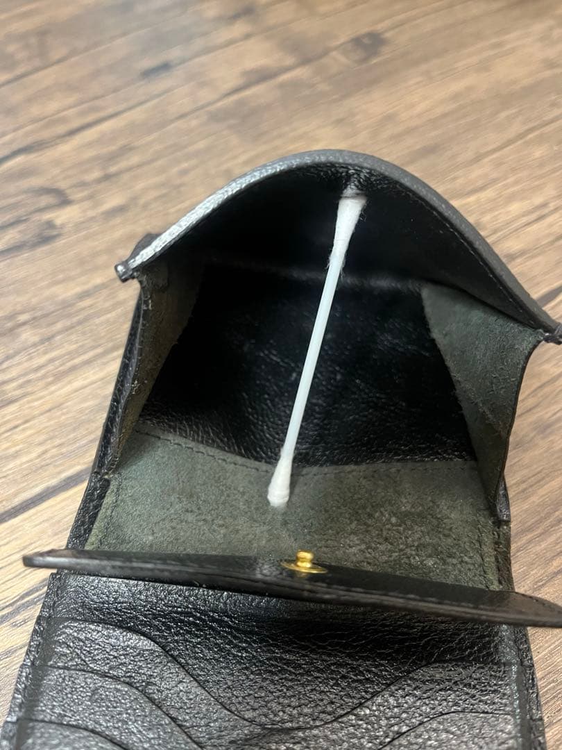 美品　イルビゾンテ　 IL BISONTE ブラックレザー 二つ折り財布