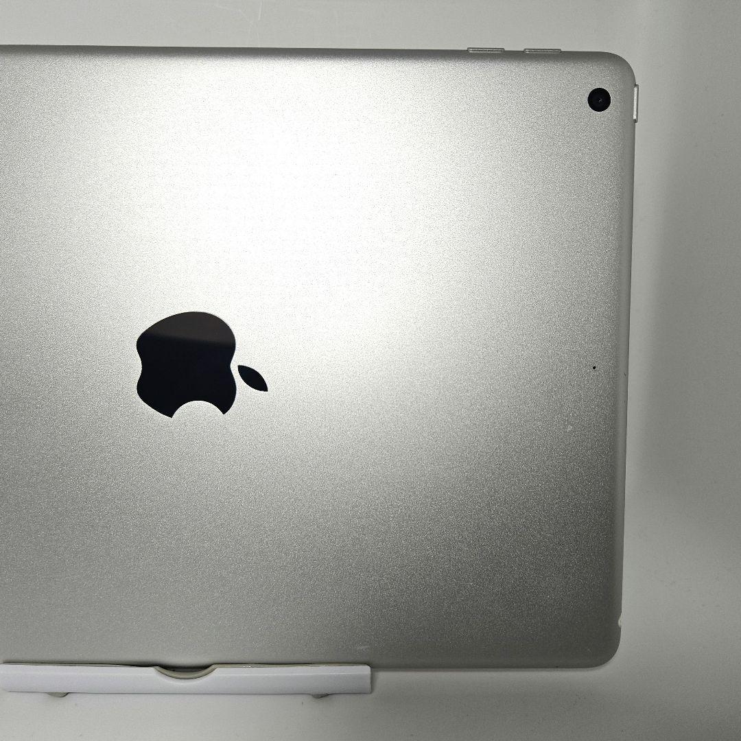 美品 動作品 iPad 第6世代 A1893 Wi-Fi シルバー 32GB