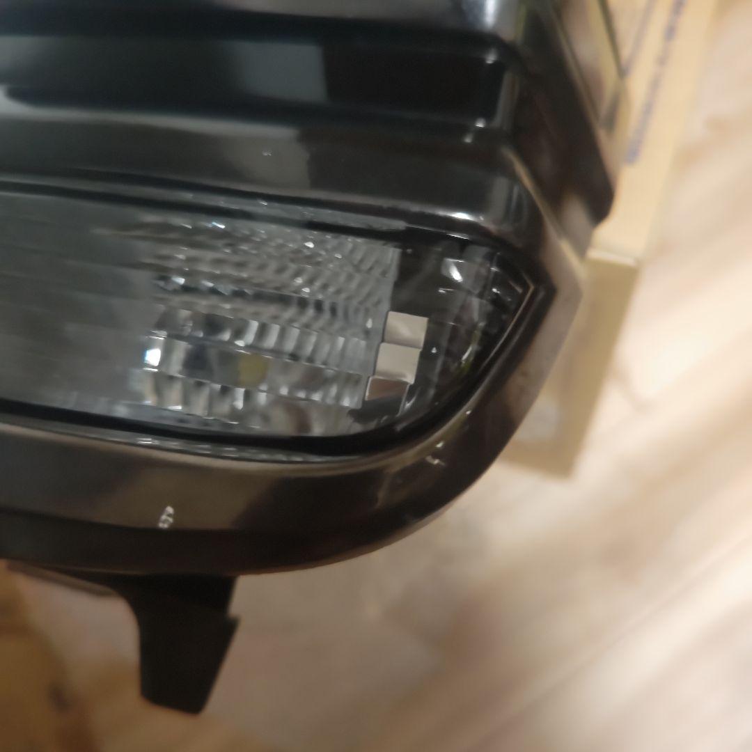 80ヴォクシー後期純正テールレンズ