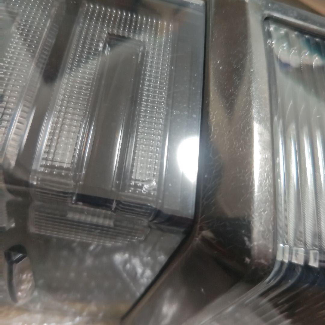 80ヴォクシー後期純正テールレンズ