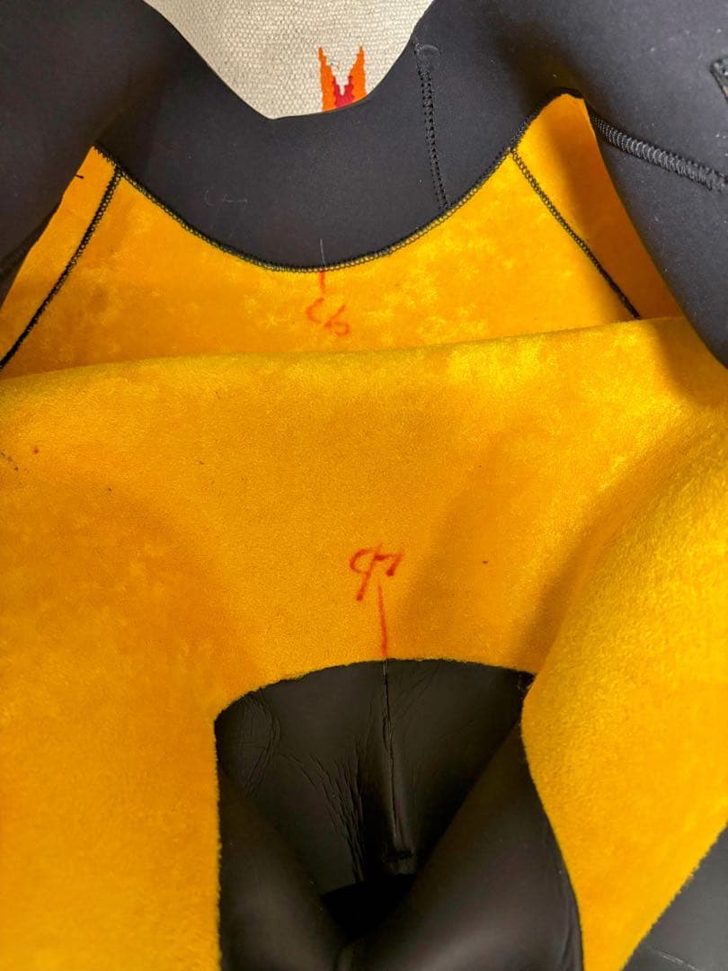 セミドライ　５×３㎜　未使用品　ウェットスーツ　ＬＢ