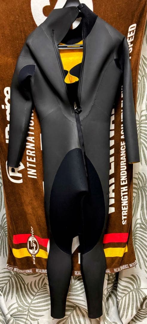 セミドライ　５×３㎜　未使用品　ウェットスーツ　ＬＢ