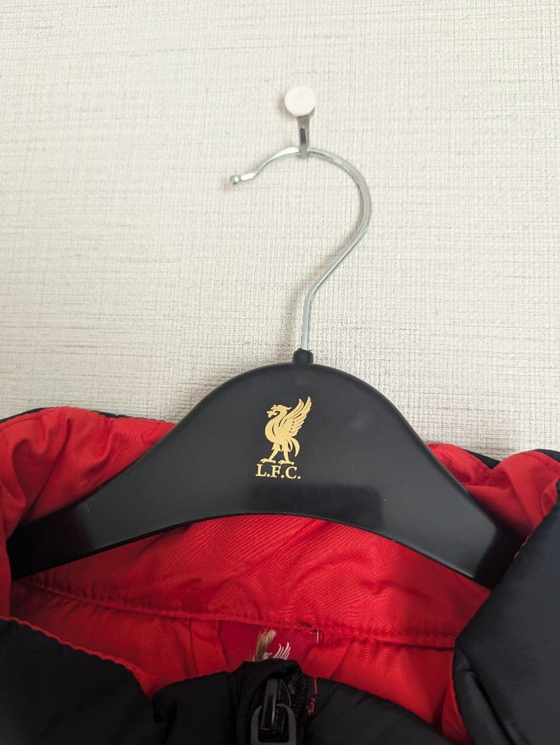 リバプールFC　黒ダウンベスト　Lサイズ　正規品　新品未使用