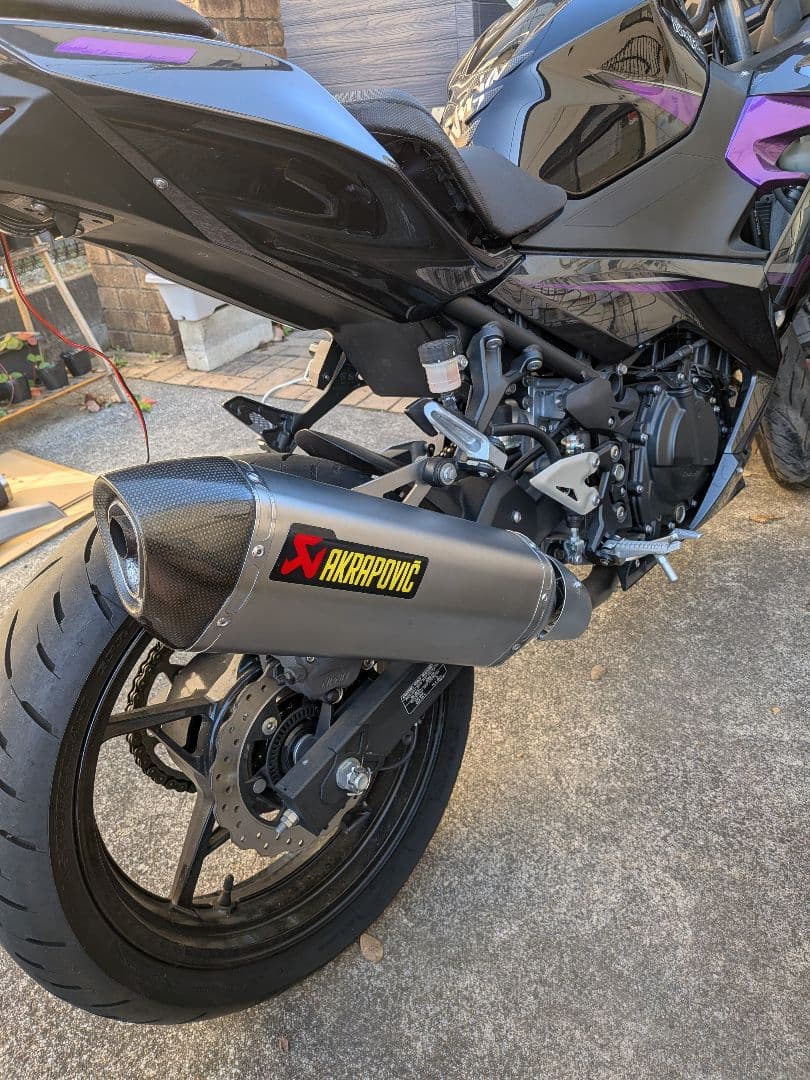 AKRAPOVICマフラー Kawasaki Ninja 400 用　政府認証付