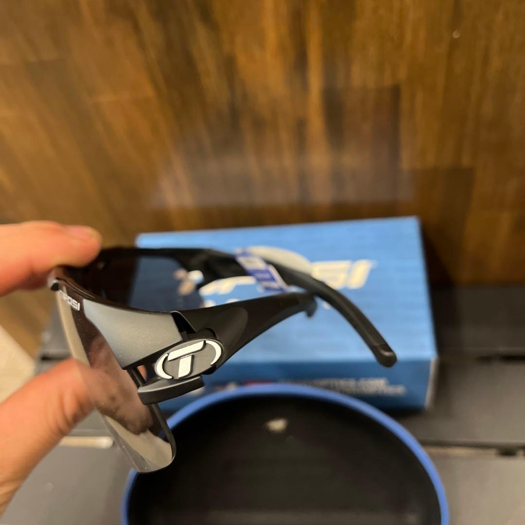 Tifosi Sledge Lite サングラス 3枚レンズ