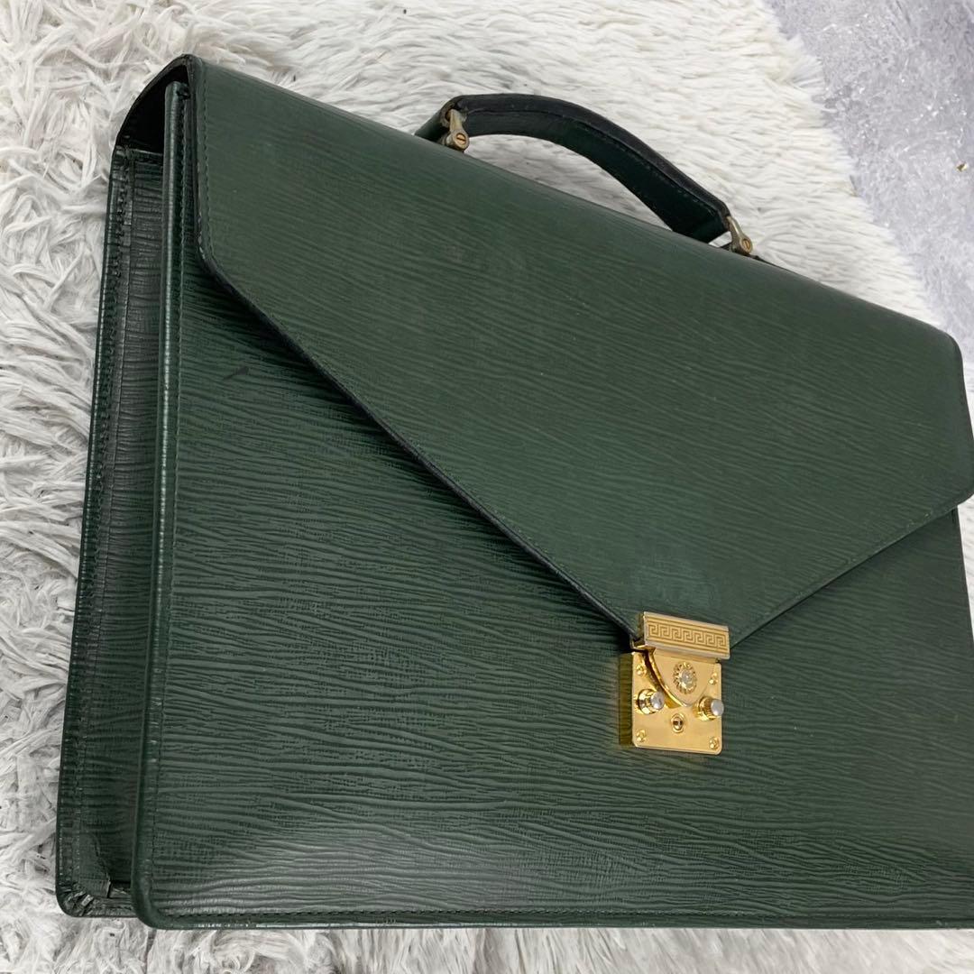 美品 ヴェルサーチ レザー ビジネスバッグ ロゴ型押し ファスナー グリーン