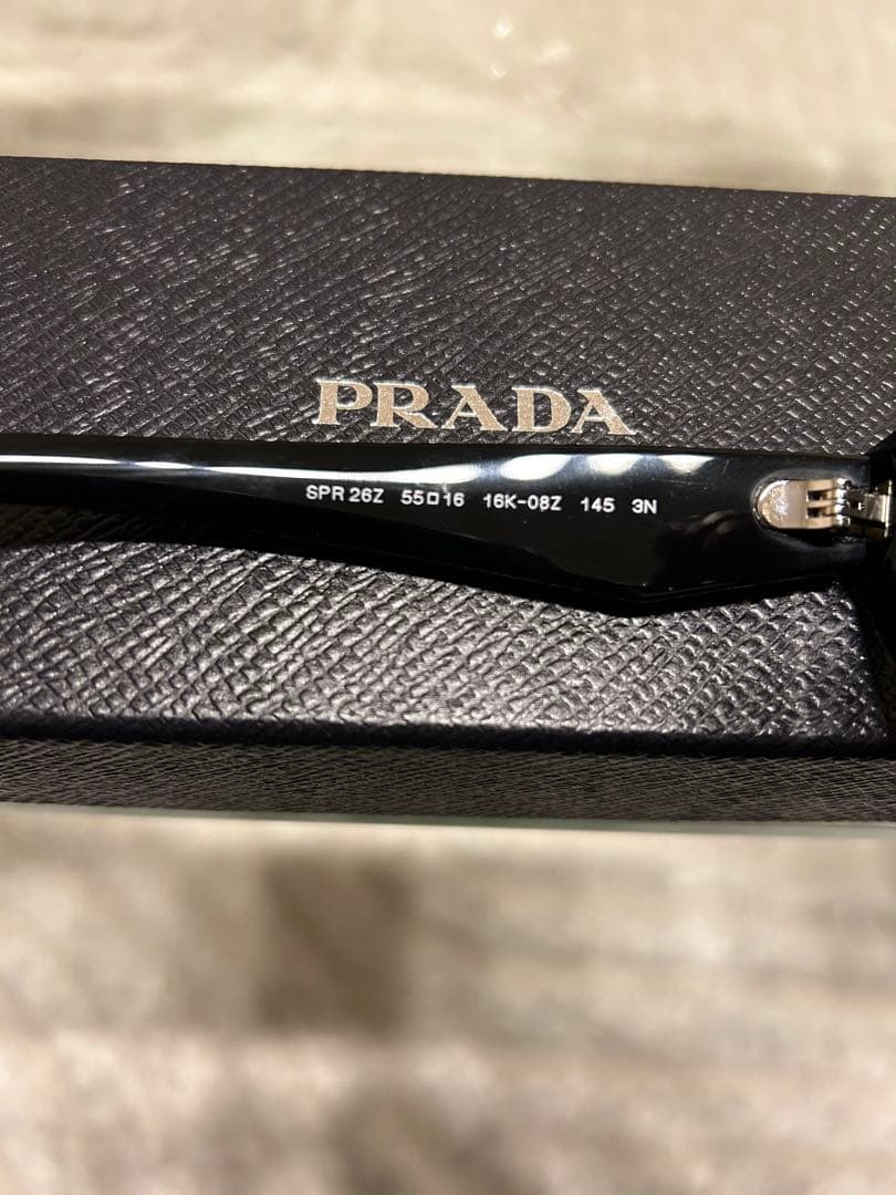 PRADA サングラス　キャットアイ型