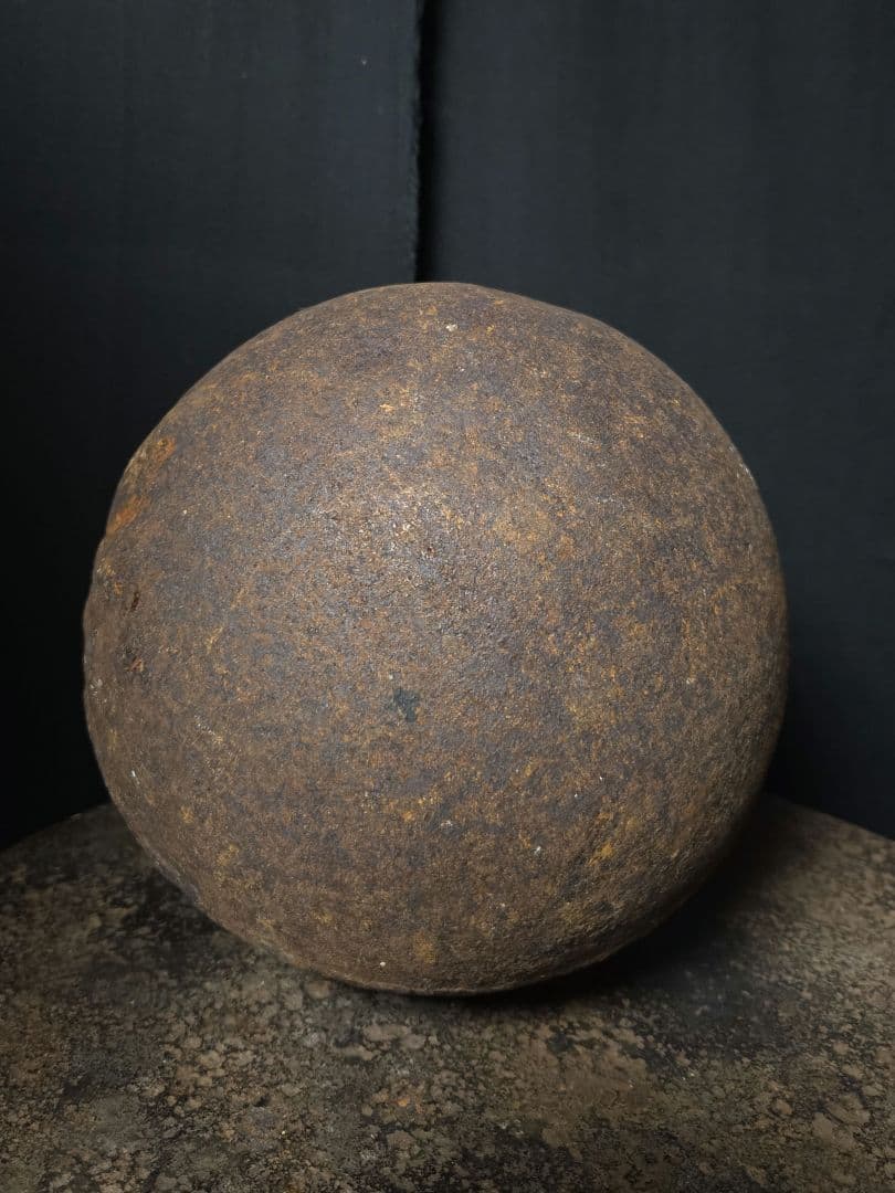 奇跡的なぴったりの台座付き、鉄味最上級の取っ手付き鉄球　骨董市古道具