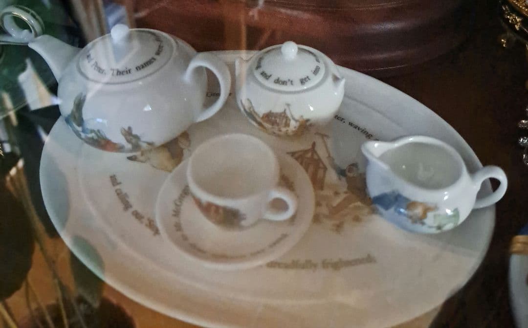 ウェッジウッド　ピーターラビット　ミニチュアティーセット(オーバルトレイ)