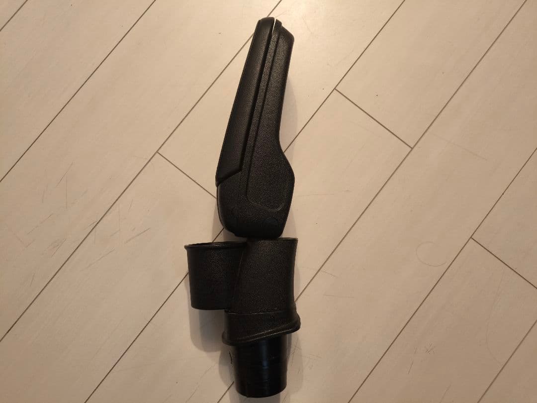 アームレスト　アクア　跳ね上げ　収納